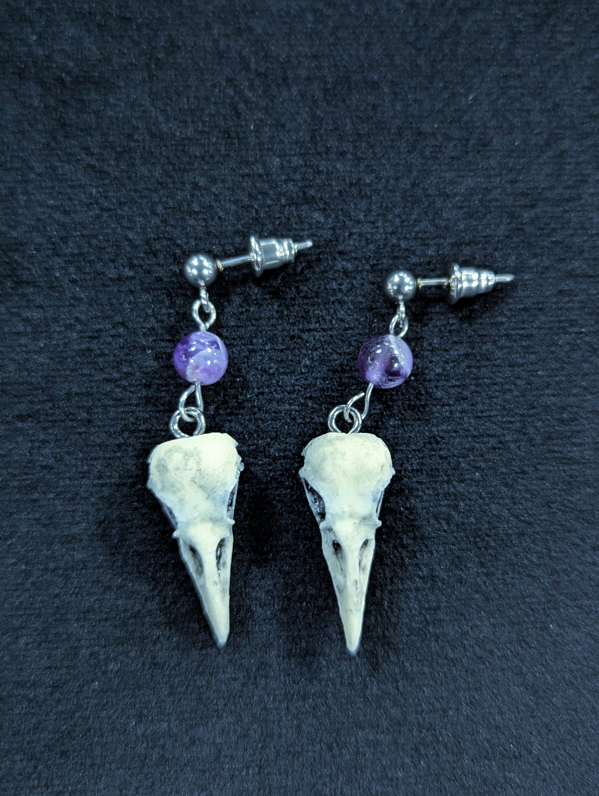 Mystery Creation Ohrringe Amethyst Rabenschädel weiß – Bild 2