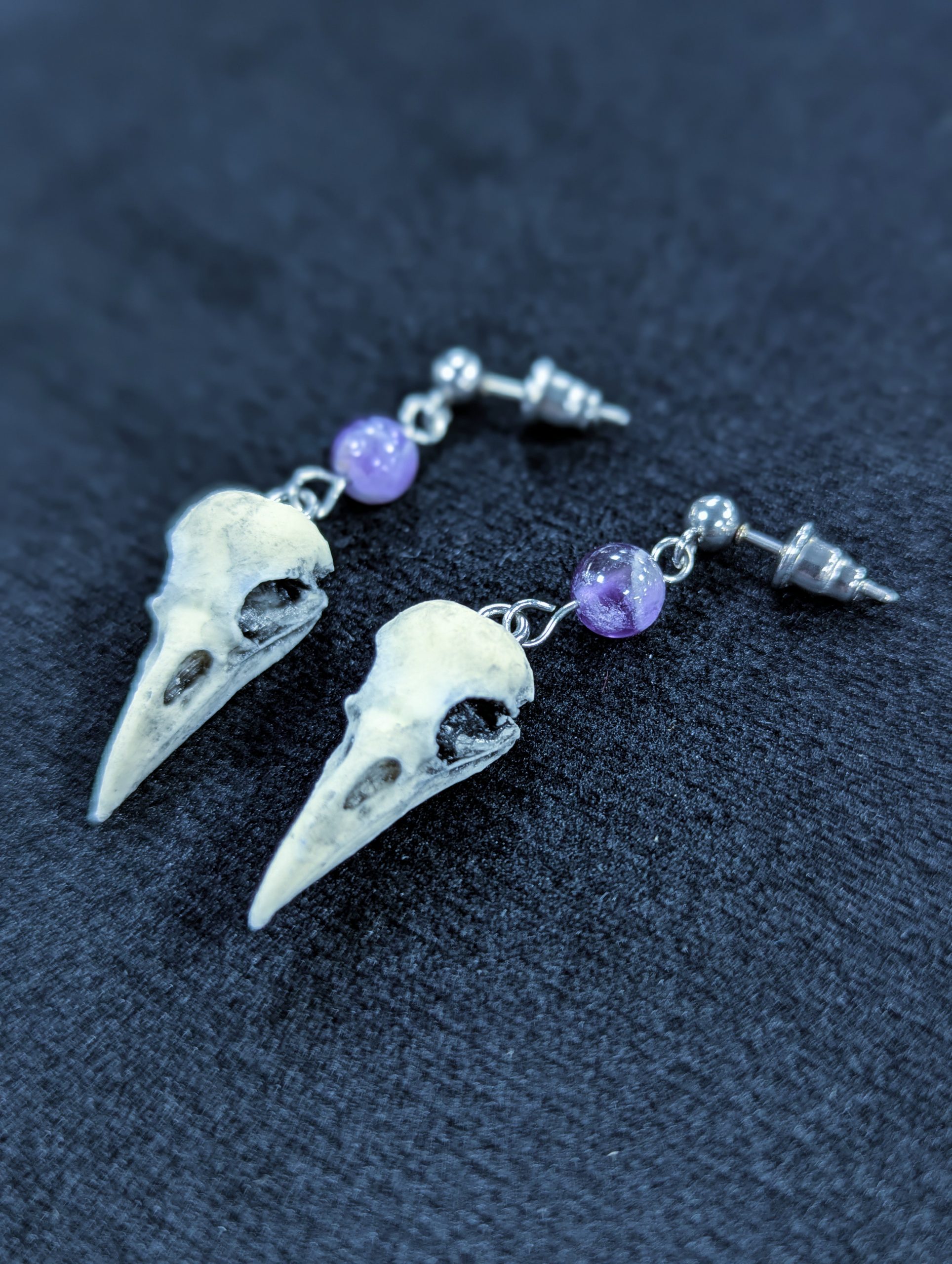 Mystery Creation Ohrringe Amethyst Rabenschädel weiß