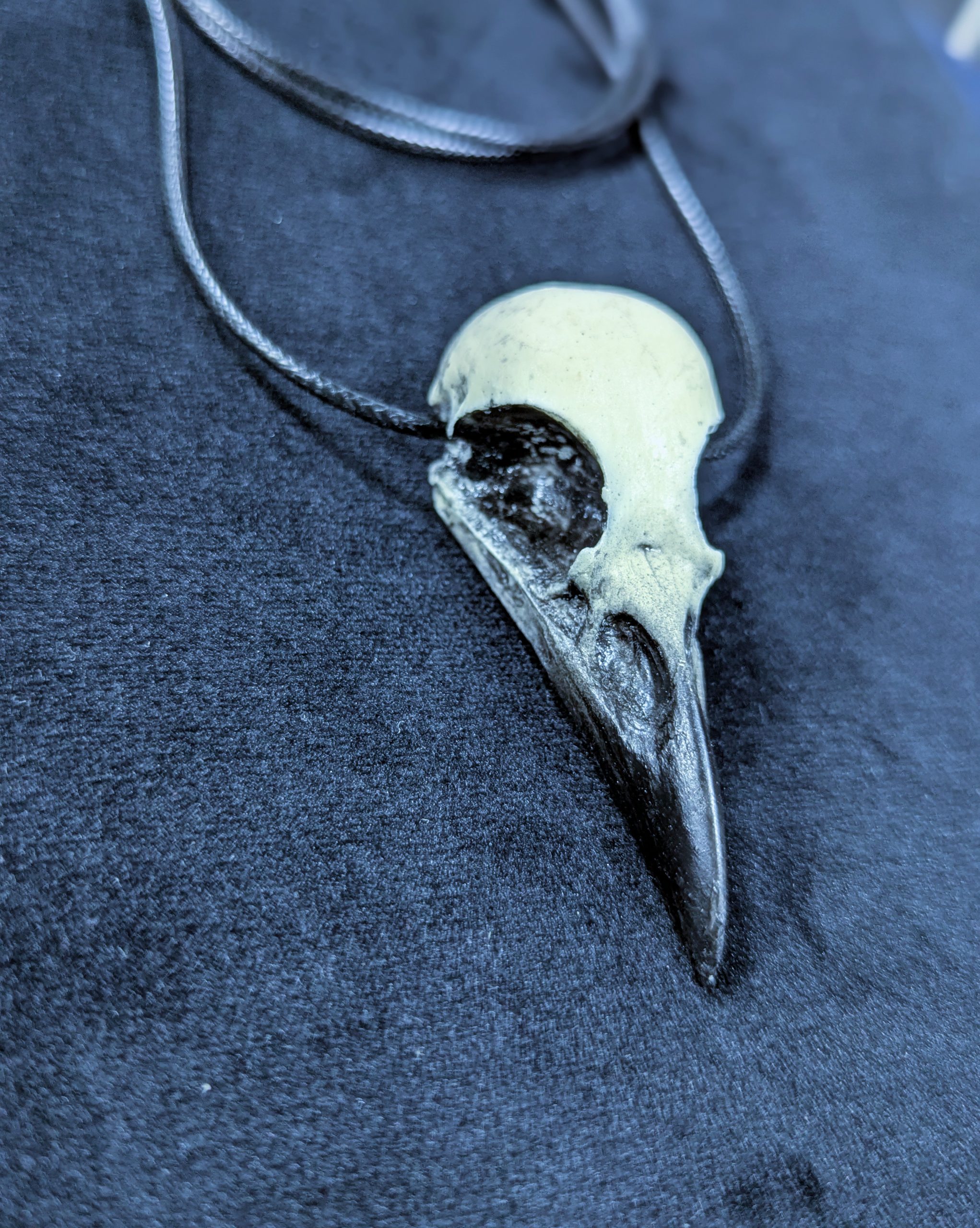 Mystery Creation Kette Rabenschädel weiß mit Schnabel medium – Bild 3