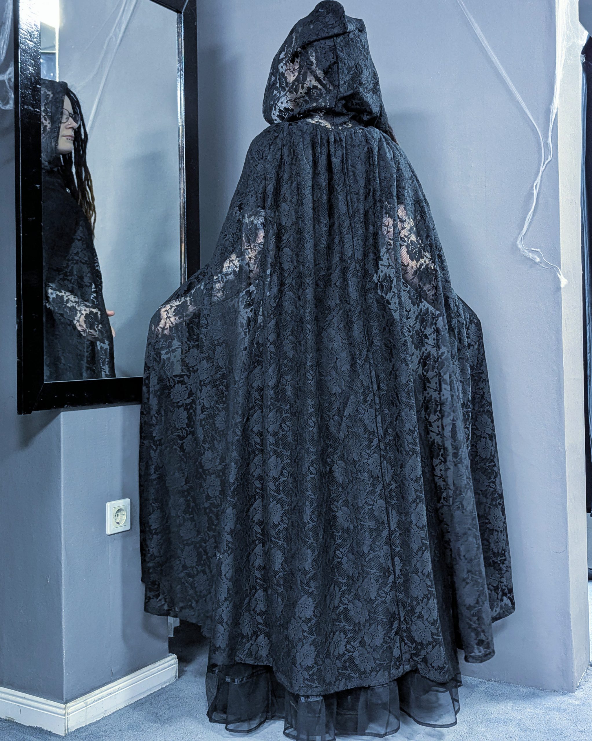 Daisy Lace Cape - Image 3