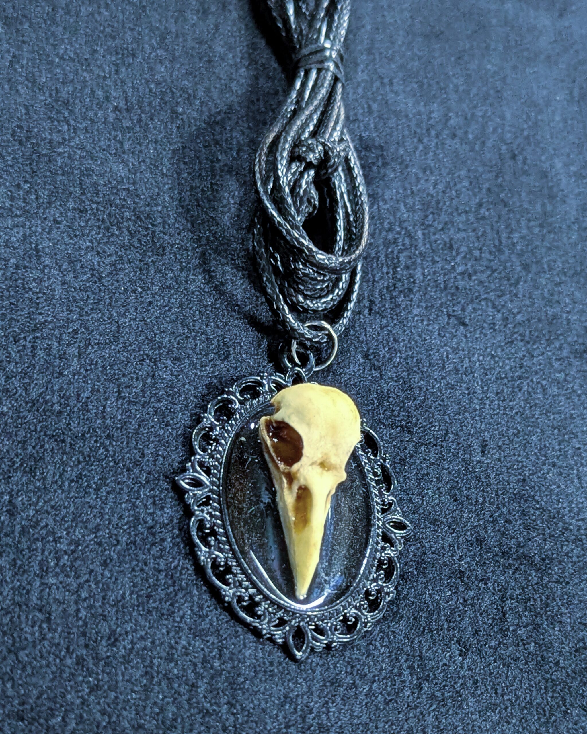 Mystery Creation Camee Kette schwarz Rabenschädel natur