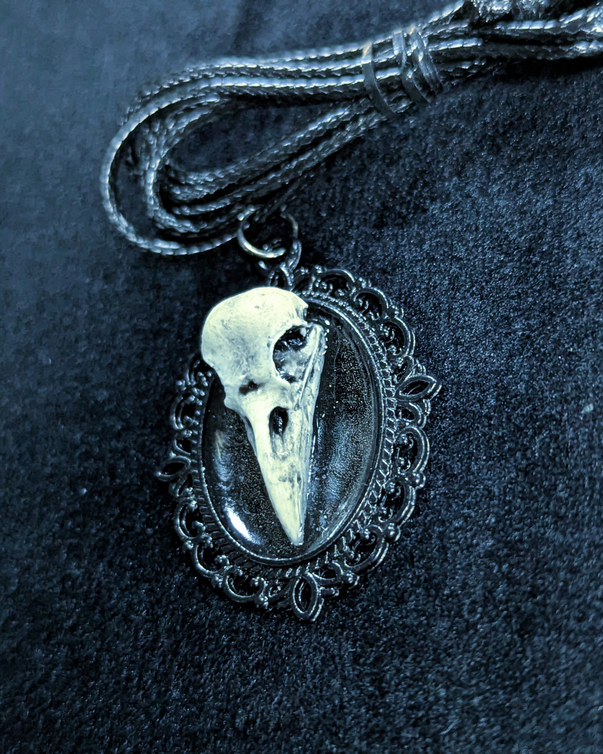 Mystery Creation Camee Kette schwarz Rabenschädel weiß