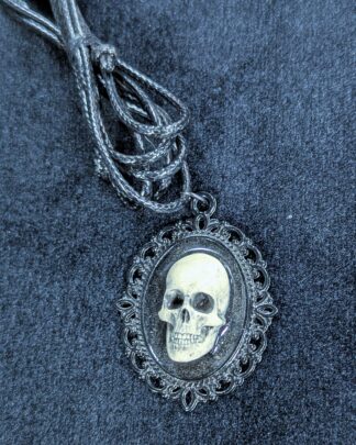 Mystery Creation Camee Kette schwarz Totenschädel weiß