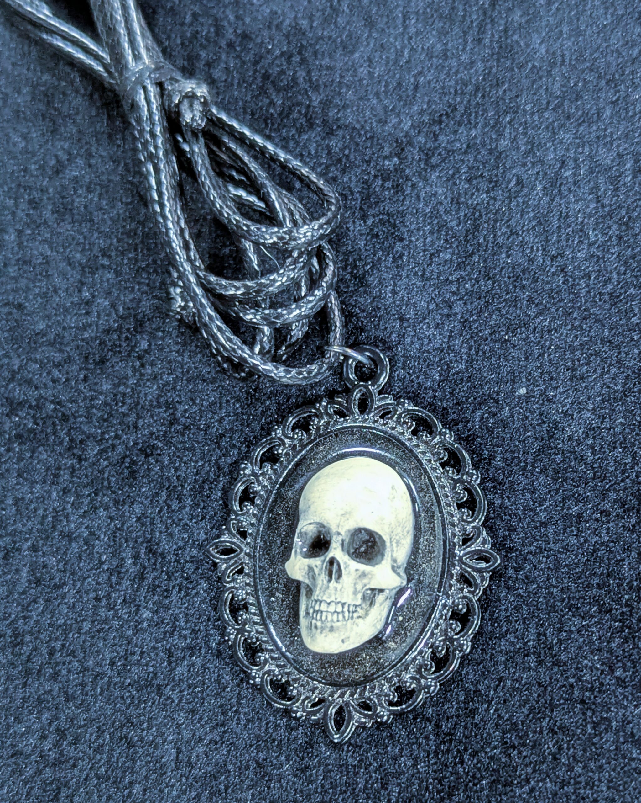 Mystery Creation Camee Kette schwarz Totenschädel weiß